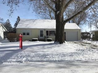 865 30th St, Marion, IA 52302