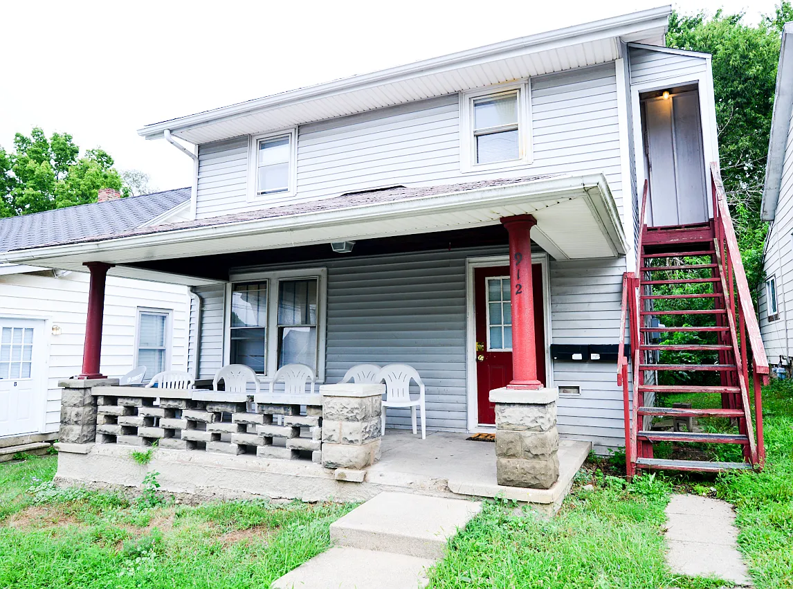912 Roberts St — Photo 1