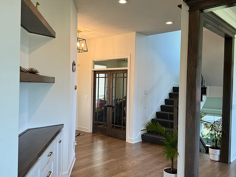 Hutch in main level
