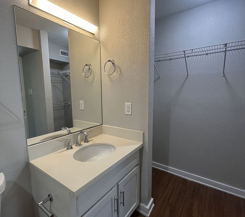 2nd image of 400 Westmoreland St APT 9