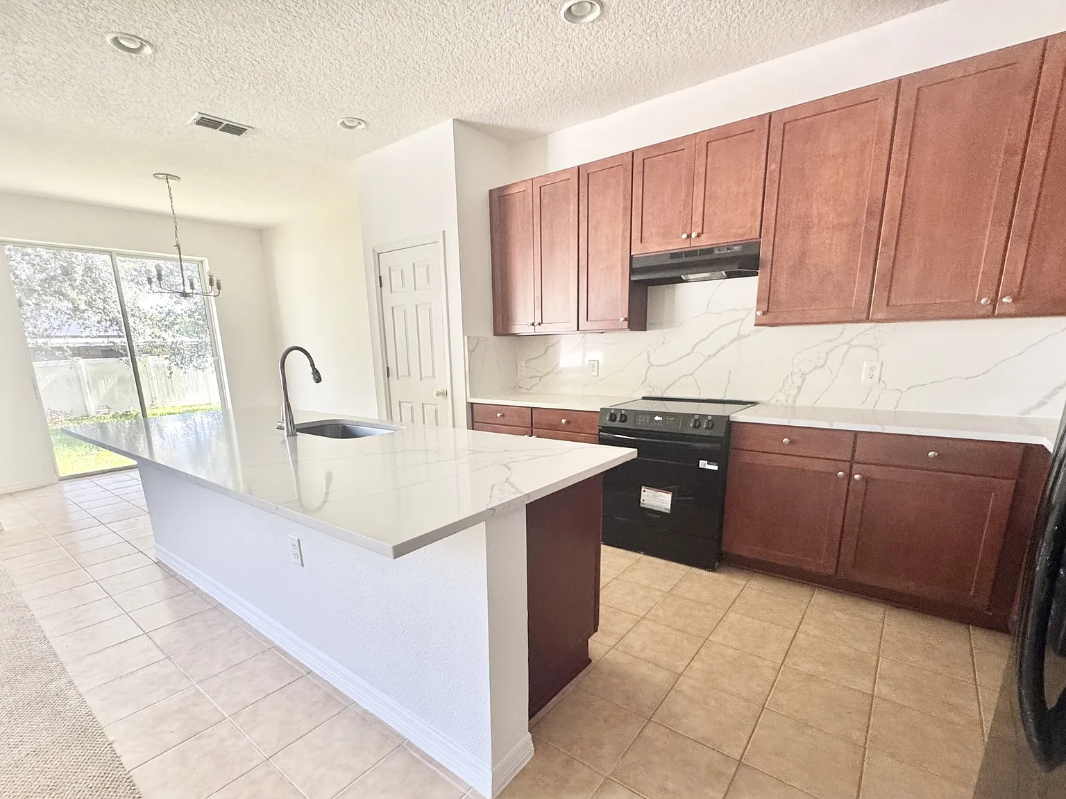 4 bed, 2365 sqft, $2,700 — Photo 3
