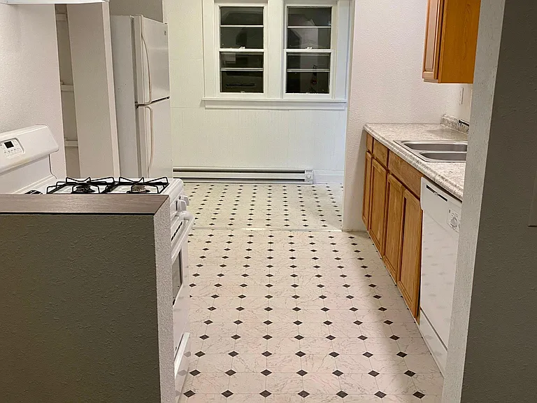 107 W Alder St — Photo 4