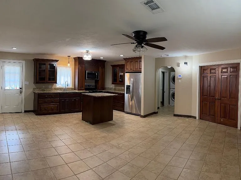 319 N Hunt St — Photo 3