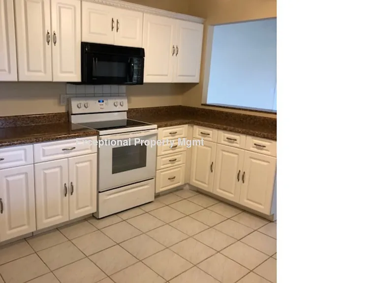 1715 SE 6th Ln — Photo 2