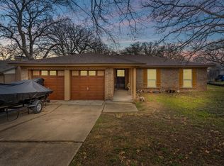 724 Timberoaks Dr, Azle, TX 76020