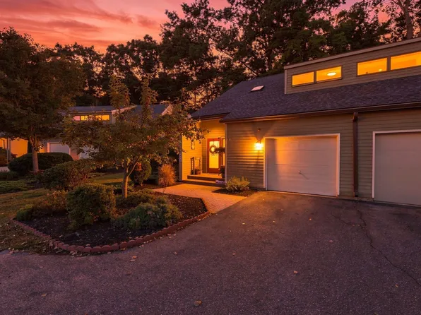 108 Fairway Vlg #108, Leeds, MA 01053