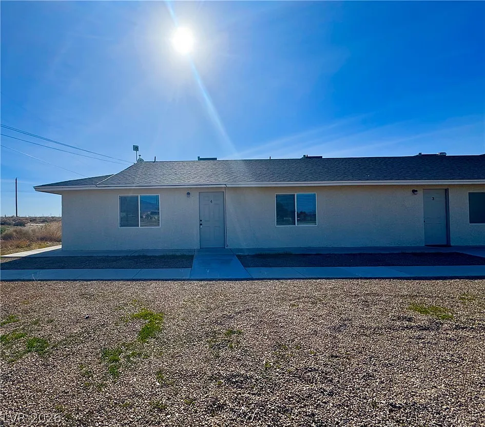 3 bed, 2.0 bath, 3008 sqft, $1,350 — Photo 1