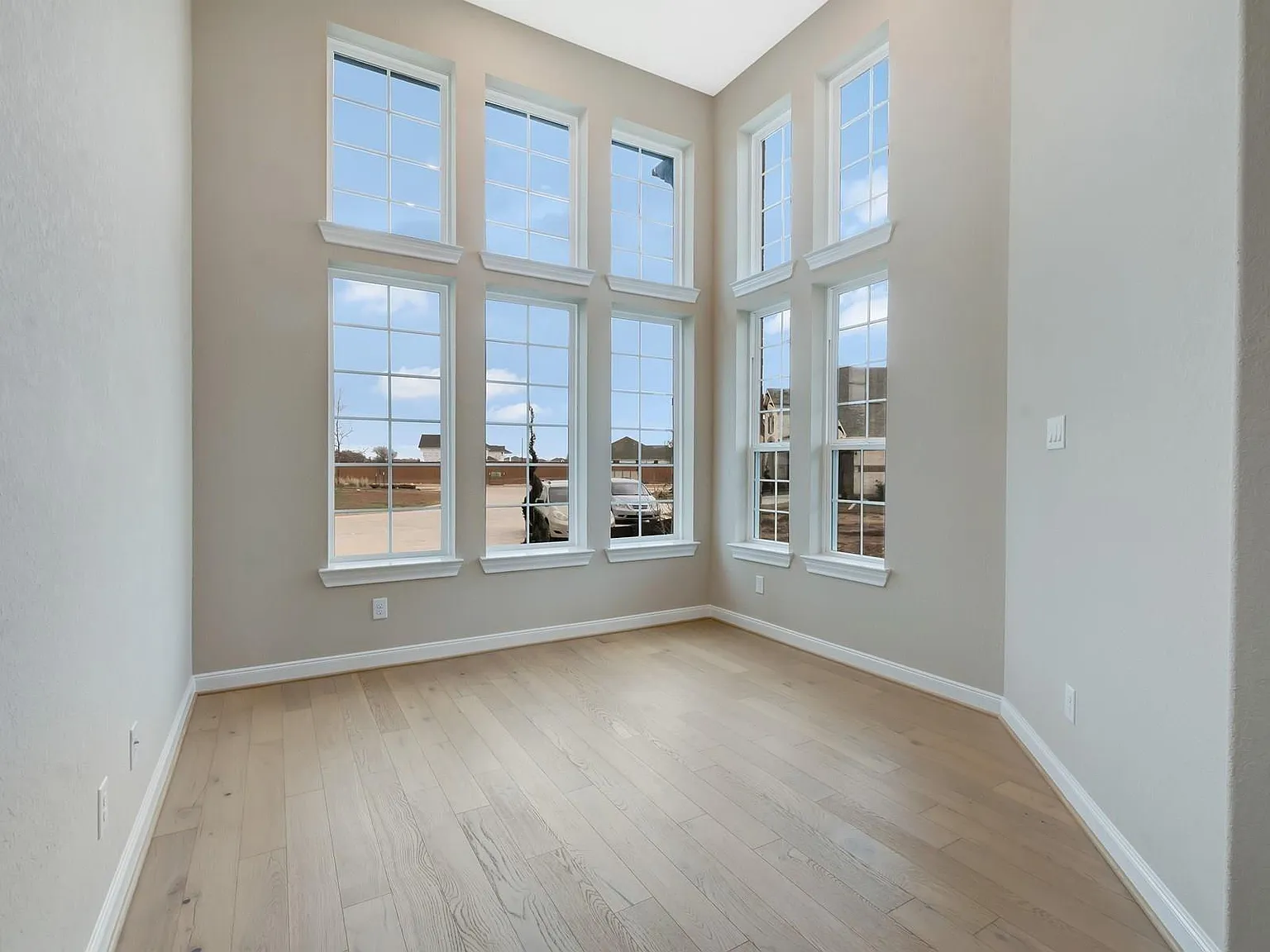 5 bed, 4.5 bath, 4017 sqft, $6,000 — Photo 3