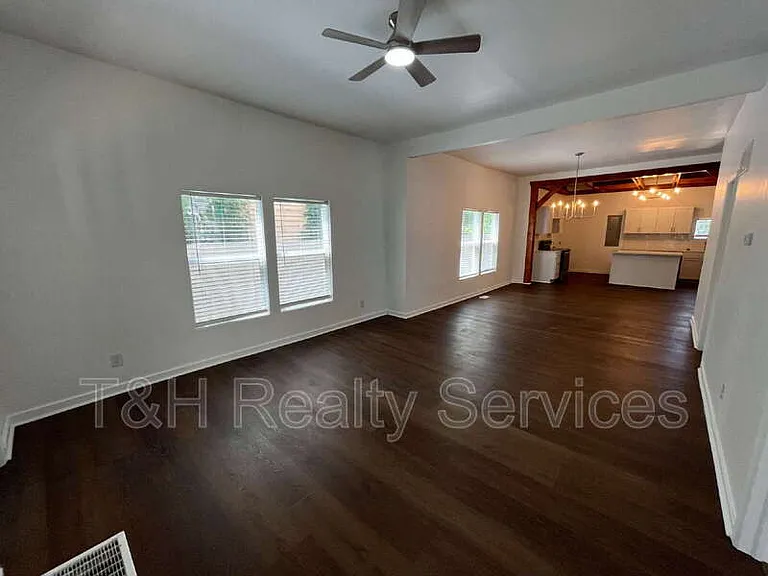 210 N Keystone Ave — Photo 4