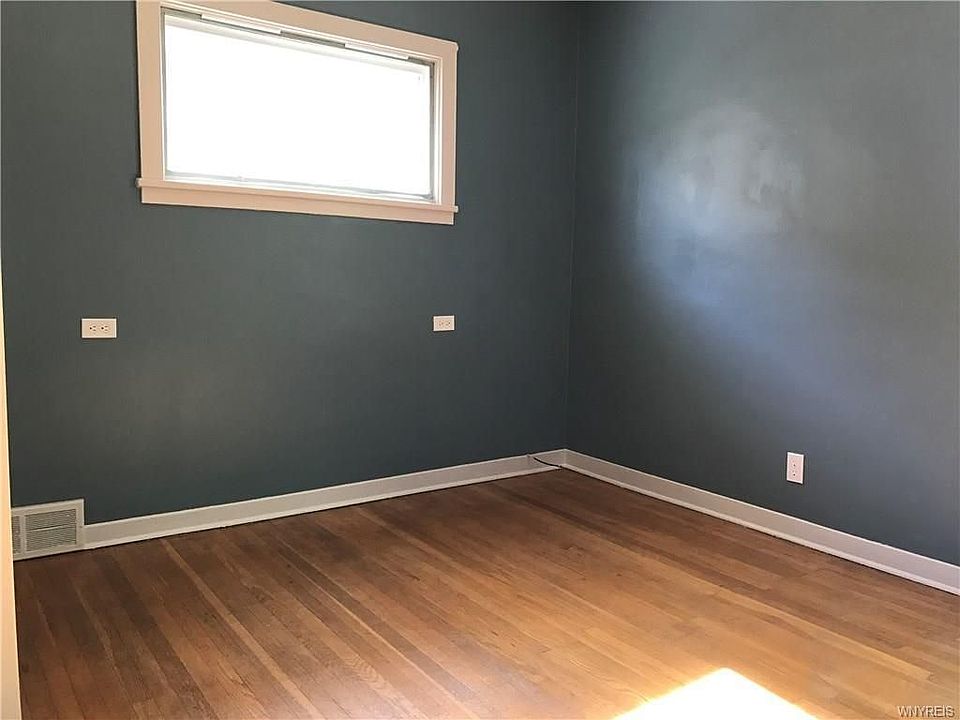 1st image of 290 Crestwood Ave