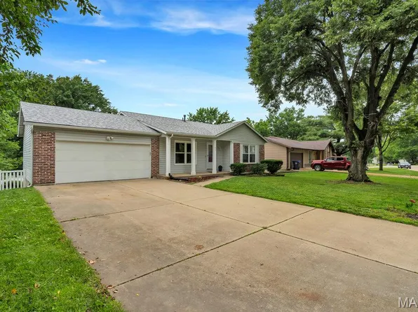 935 Summer Leaf Dr, Saint Peters, MO 63376