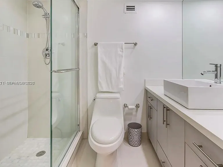 6039 Collins Ave #401 — Photo 2