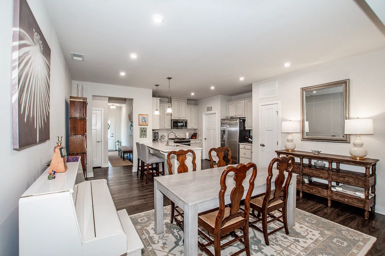 3 bed, 2336 sqft, $2,800 — Photo 4