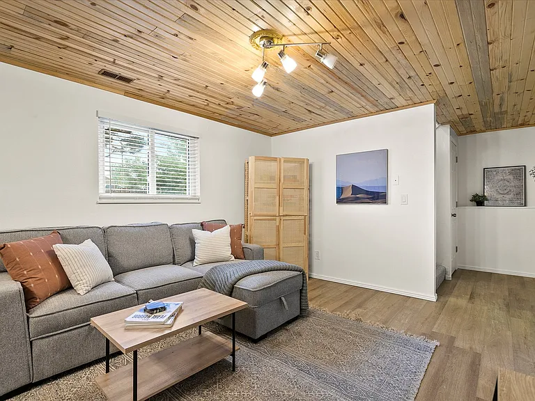 144 Franklyn Ave — Photo 24