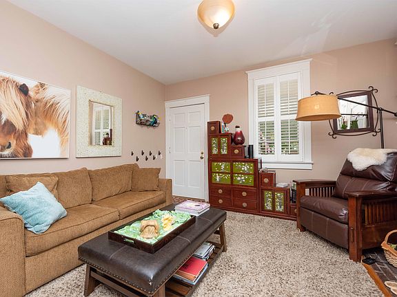 5th image of 112 E Raymond Ave