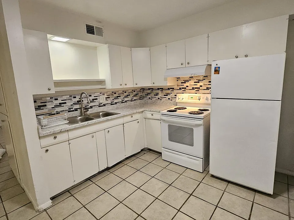 521 Palomas Dr SE #C