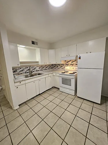 521 Palomas Dr SE #C Photo 1