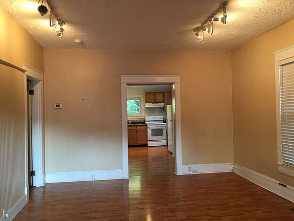 5th image of 2818 Valley View Dr