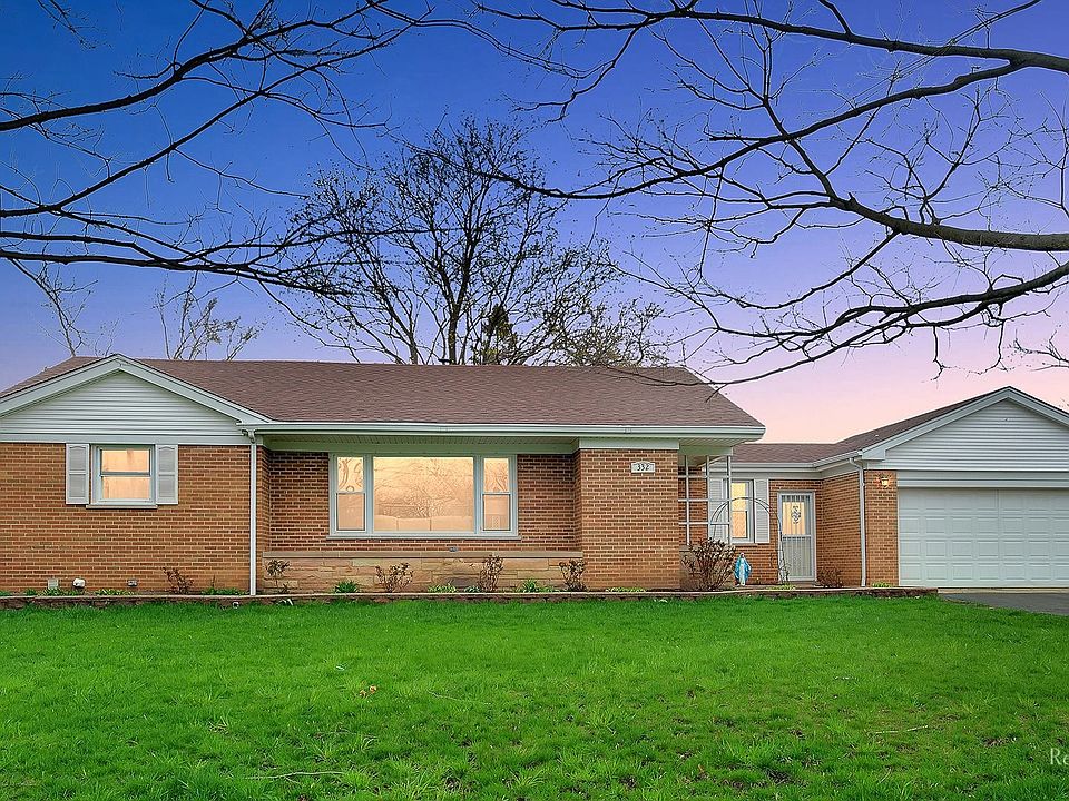 Welcome to 332 E Walnut in Roselle!