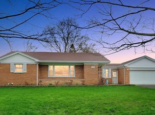 332 E Walnut St, Roselle, IL 60172