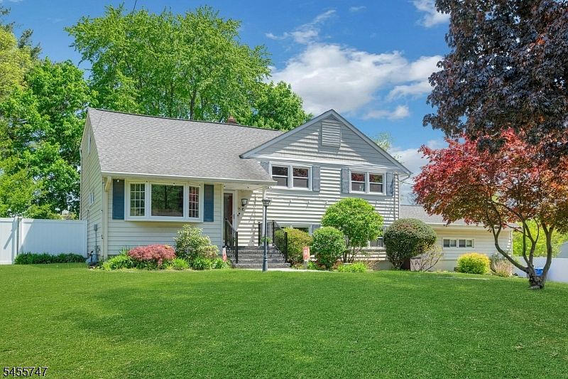 1st image of 15 Maxine Dr