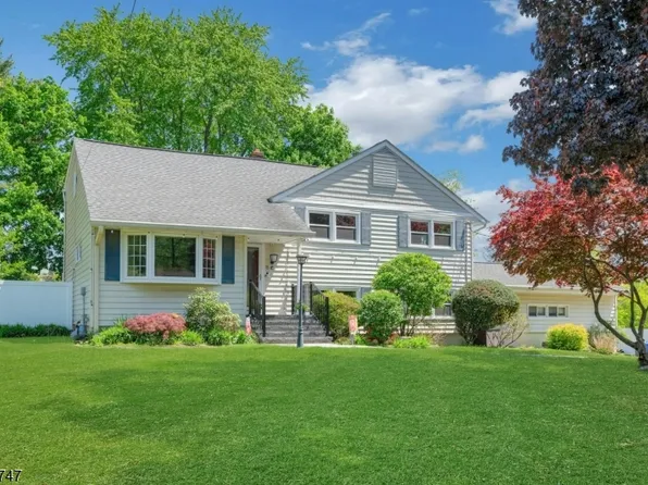 15 Maxine Dr, Morristown, NJ 07960