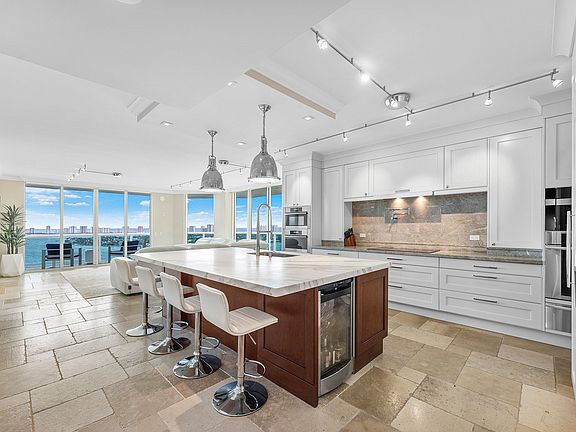 3rd image of 2650 Lake Shore Drive #2106