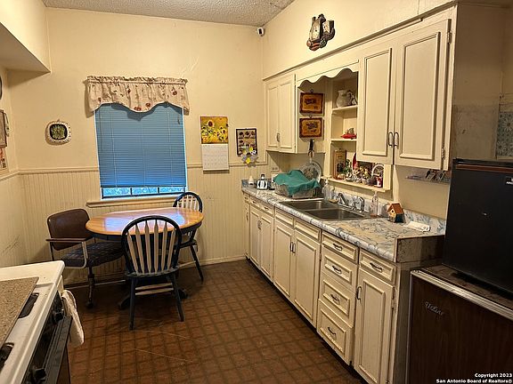 4th image of 1002 W VILLARET BLVD