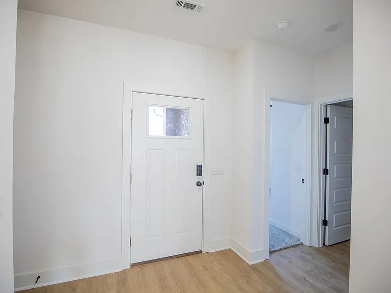 136 S Broyles Ave — Photo 2