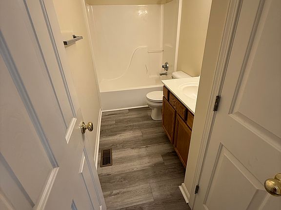 5th image of 621 Sherard Cir