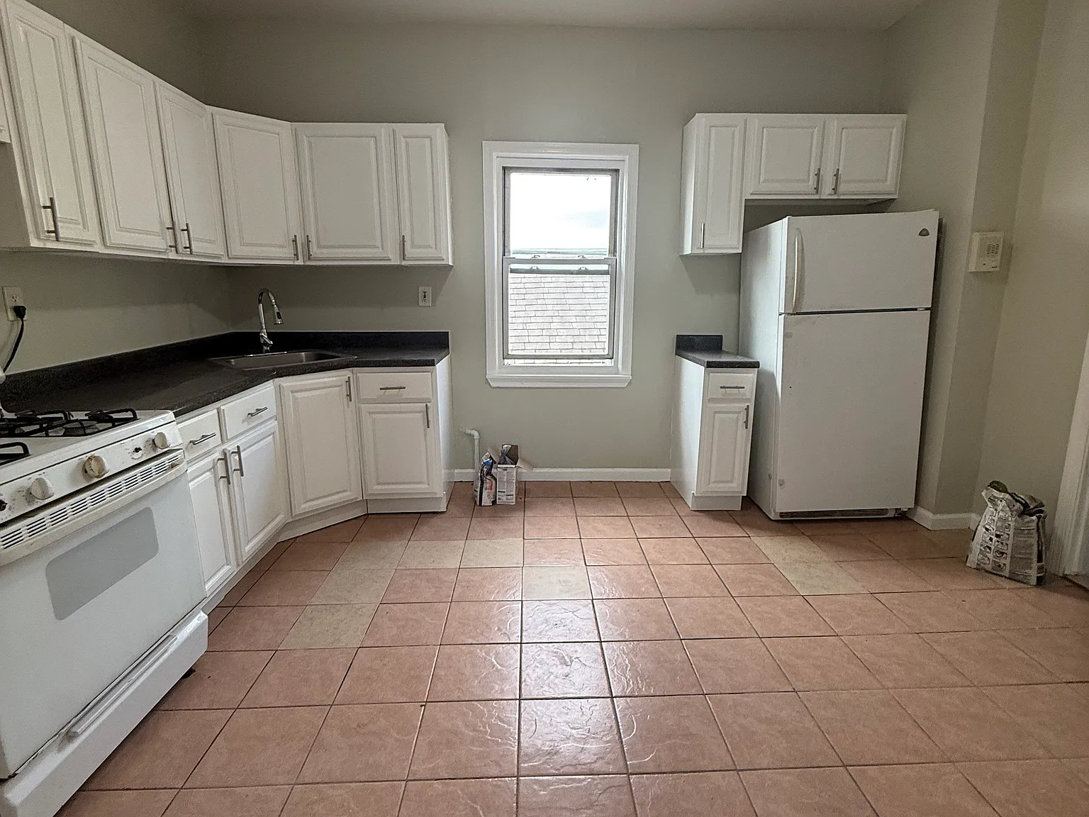 3 bed, $2,250 — Photo 2