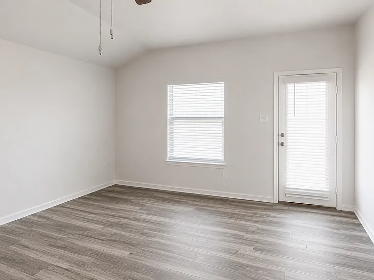 8915 Hidden Oaks Dr — Photo 14