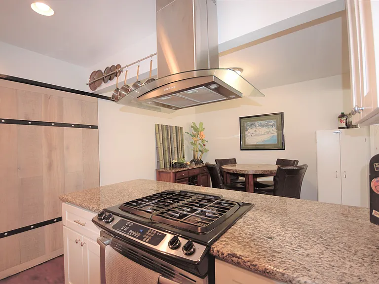 698 Patricia Ln — Photo 6
