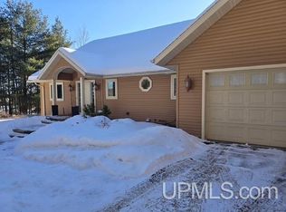 1010 S Hemlock St, Iron Mountain, MI 49801