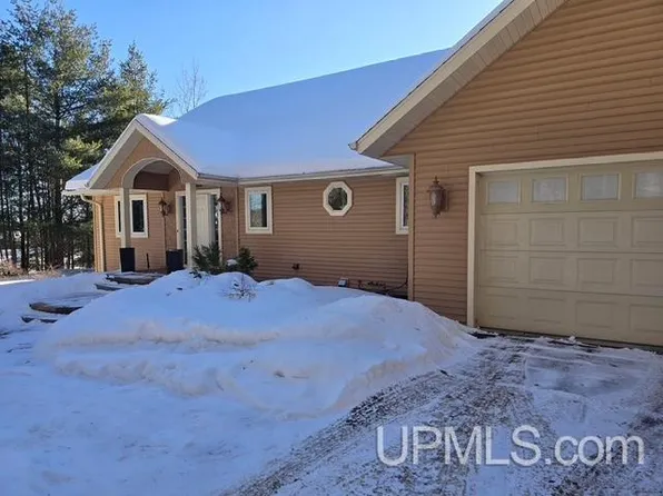 1010 S Hemlock St, Iron Mountain, MI 49801