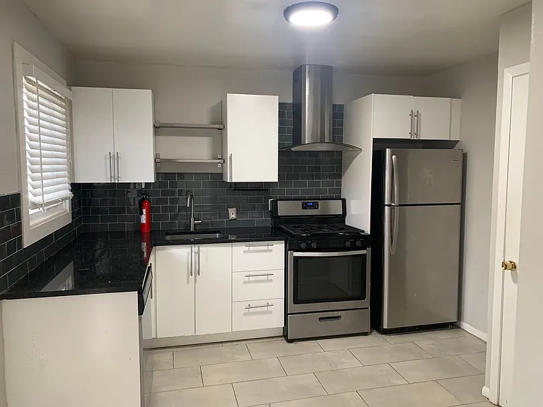 1164 Alta Ave NE — Photo 2