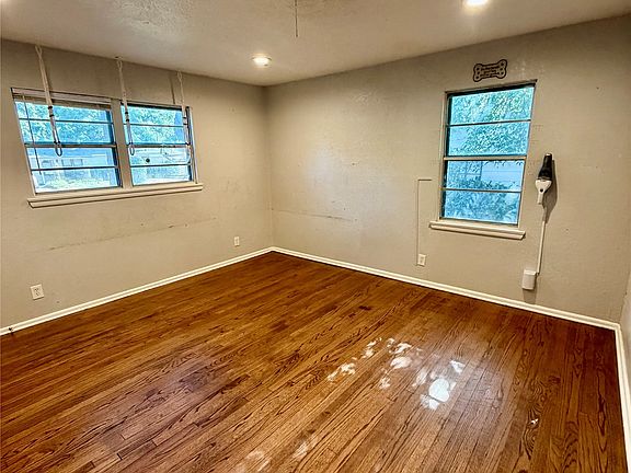 3rd image of 412 E Lovers Ln
