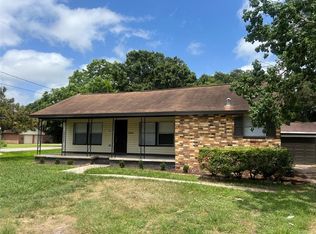 905 S Shanks St, Clute, TX 77531