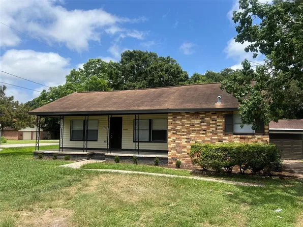 905 S Shanks St, Clute, TX 77531
