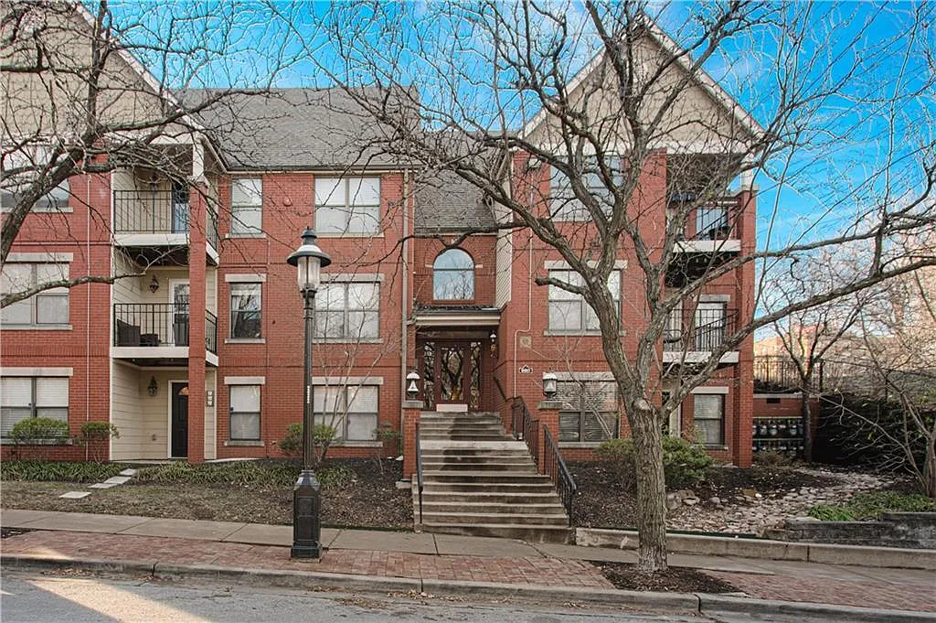 920 Washington St — Photo 1
