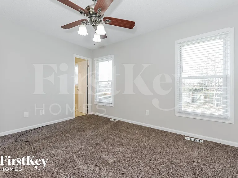 704 York Dr — Photo 8