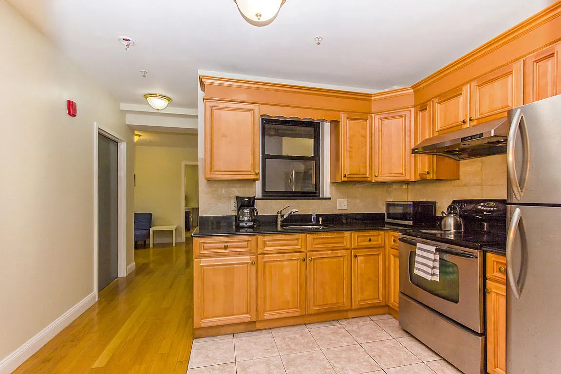 4 bed, 1200 sqft, $5,200 — Photo 3