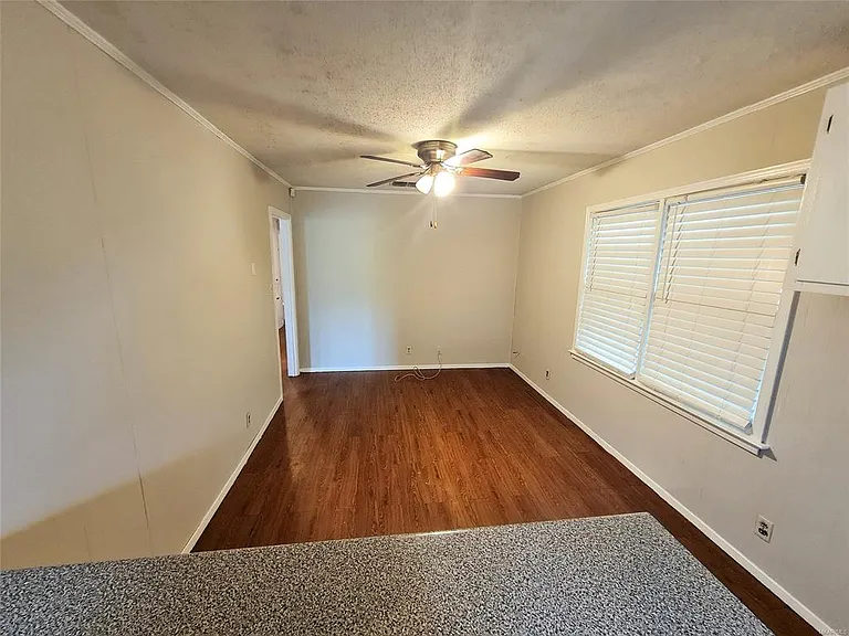 516 Lawndale Ln — Photo 6