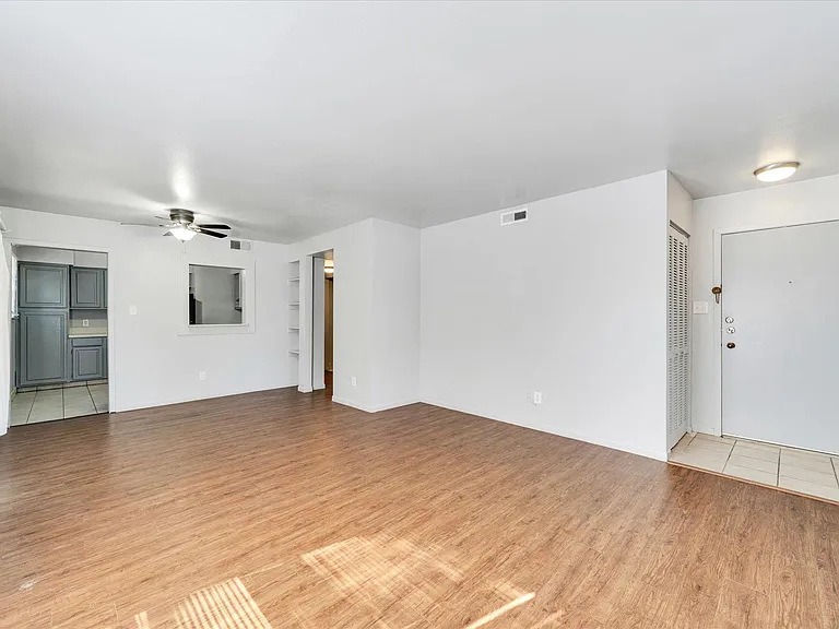 1130 Bois Darc St — Photo 3