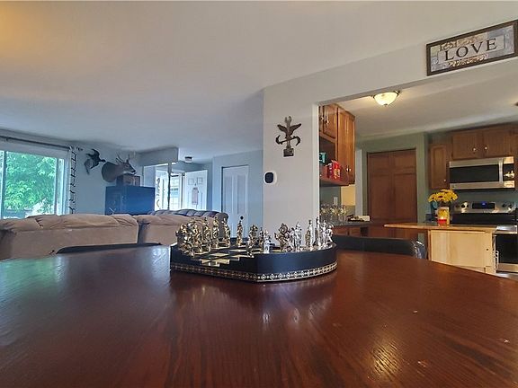4th image of 110 Baltic Dr