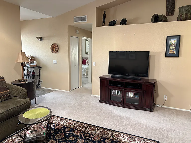 907 E Vaughn Ave — Photo 4