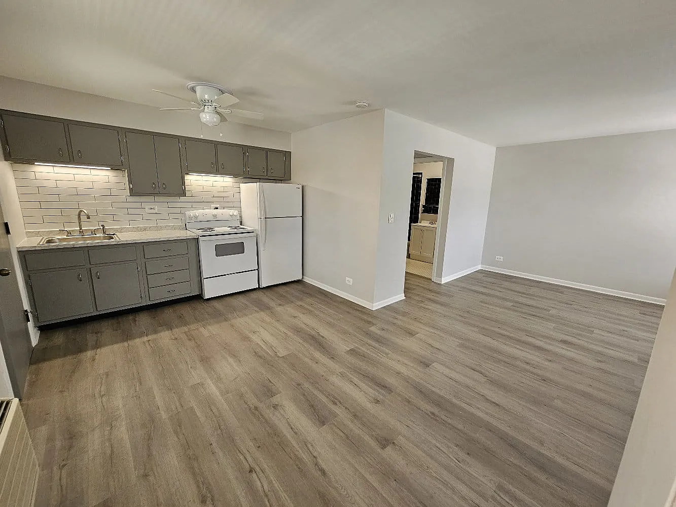 Studio, 420 sqft, $1,350 — Photo 2