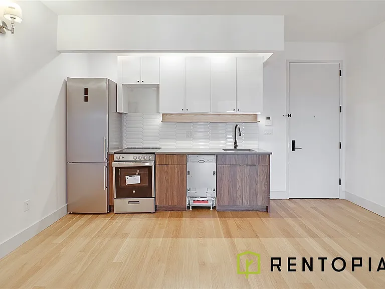1884 Broadway #517 — Photo 1