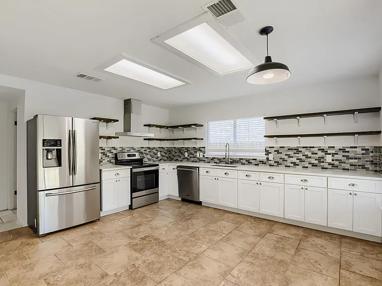 512 Woodford Dr — Photo 2