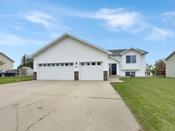 3208 11th St SE, Minot, ND 58701